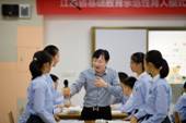一群人在房间里
      描述已自动生成